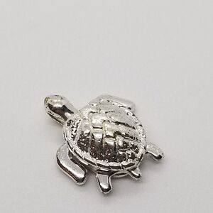 silver tone articulated turtle pendant